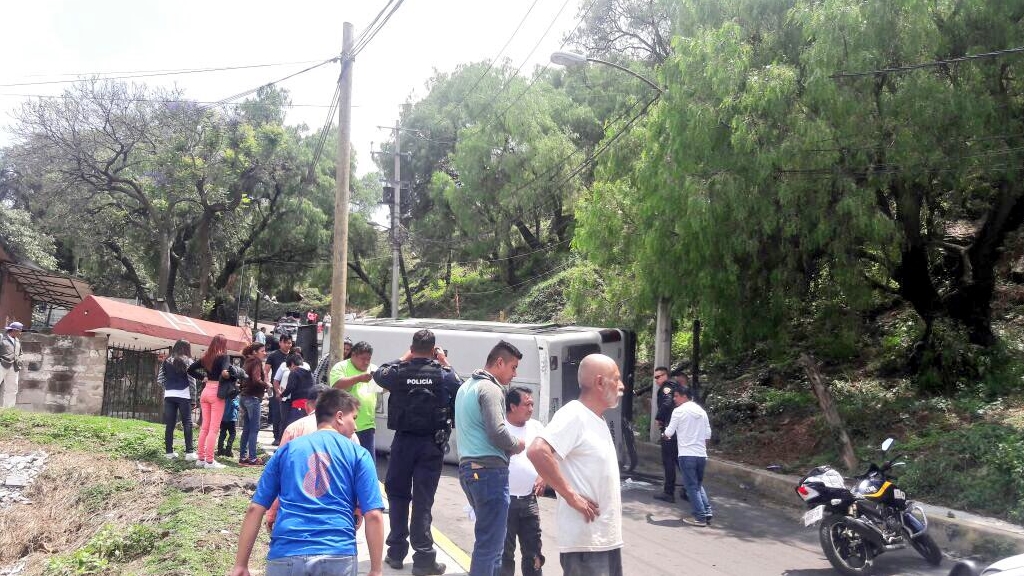 Volcadura de microbús deja ocho lesionados en Xochimilco