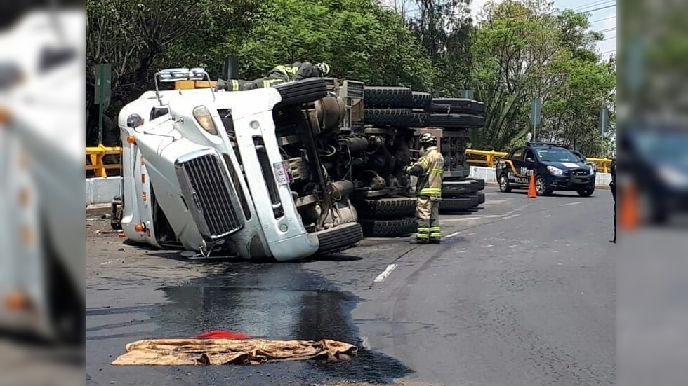 Vuelca tráiler en glorieta de La Raza - volcadura-trailer-la-raza-glorieta-2