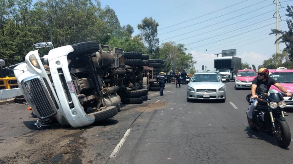 Vuelca tráiler en glorieta de La Raza