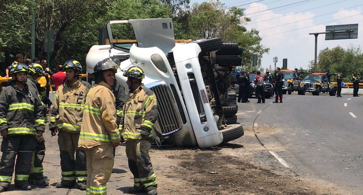 Vuelca tráiler en glorieta de La Raza - volcadura-trailer-la-raza-glorieta