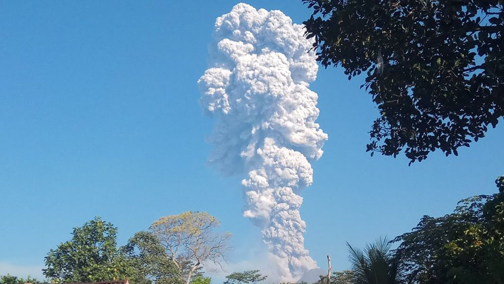 Volcán en Indonesia entra en erupción - volcan-indonesia2