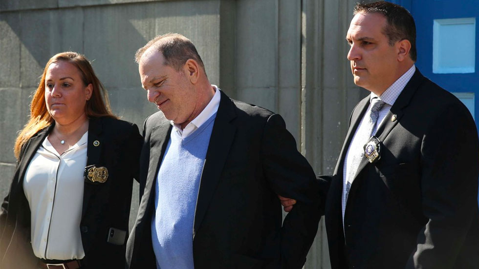 Harvey Weinstein abandona estación de policía esposado