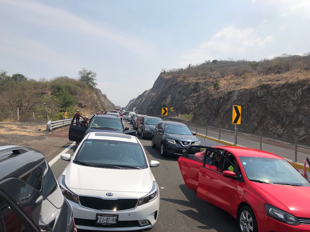 CETEG bloquea Autopista del Sol a la altura de Chilpancingo - whatsapp-image-2018-05-01-at-34559-pm