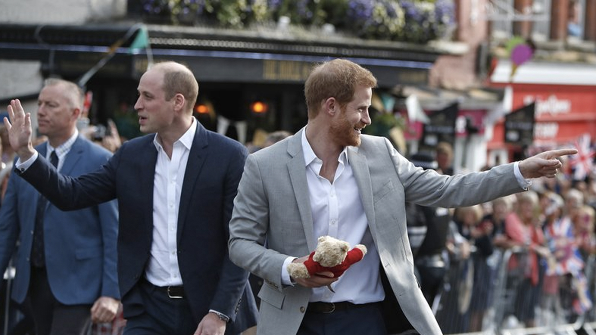 Príncipe Harry convive con fanáticos que se dieron cita en el castillo de Windsor
