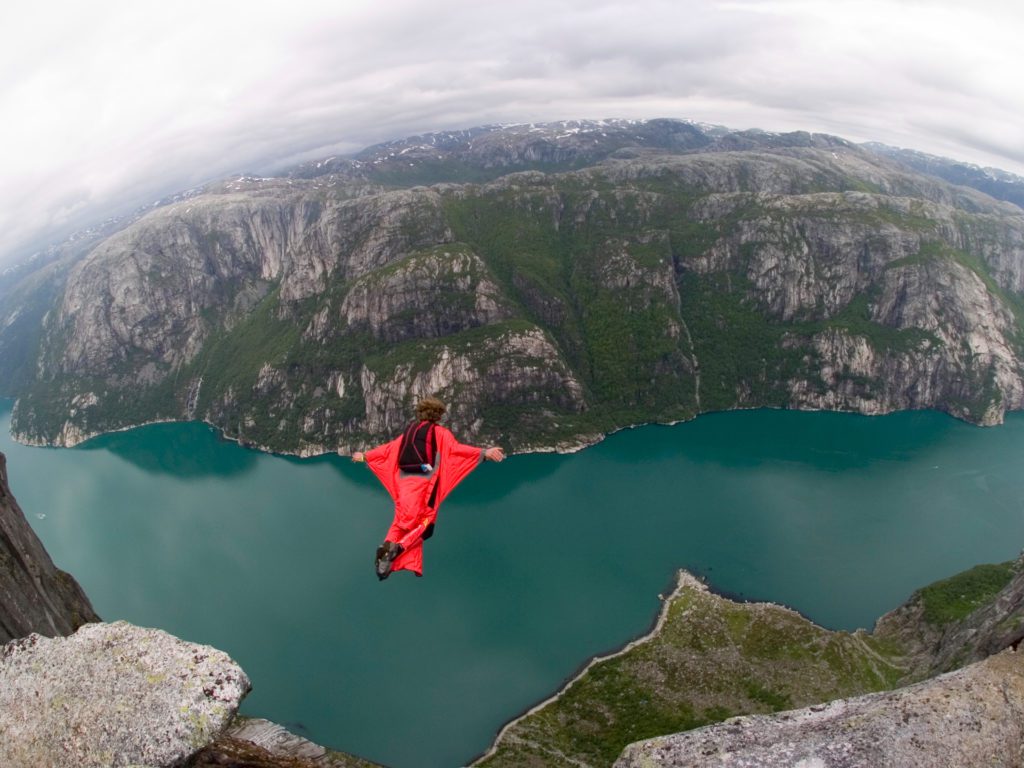 Las actividades extremas más emocionantes para este 2018 - wingsuit-flying