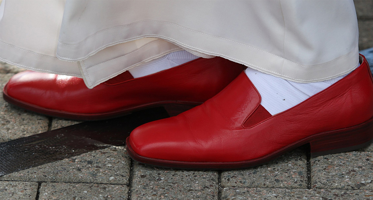 'Heavenly Bodies': la influencia del catolicismo en la moda - zapatos-papa-benedicto-xvi