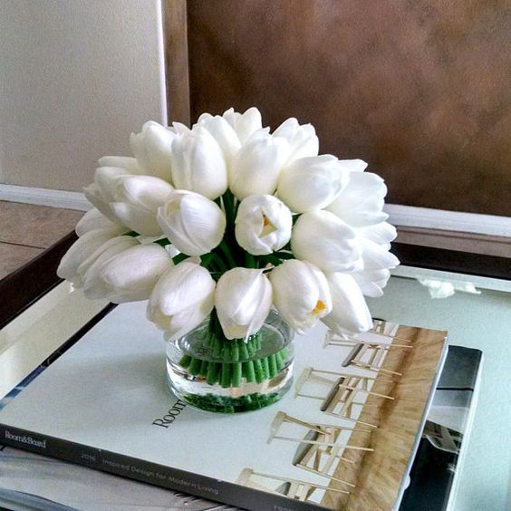 Diez tips para hacer arreglos florales perfectos para tu casa - 7-acomodalas-de-menos-a-mas