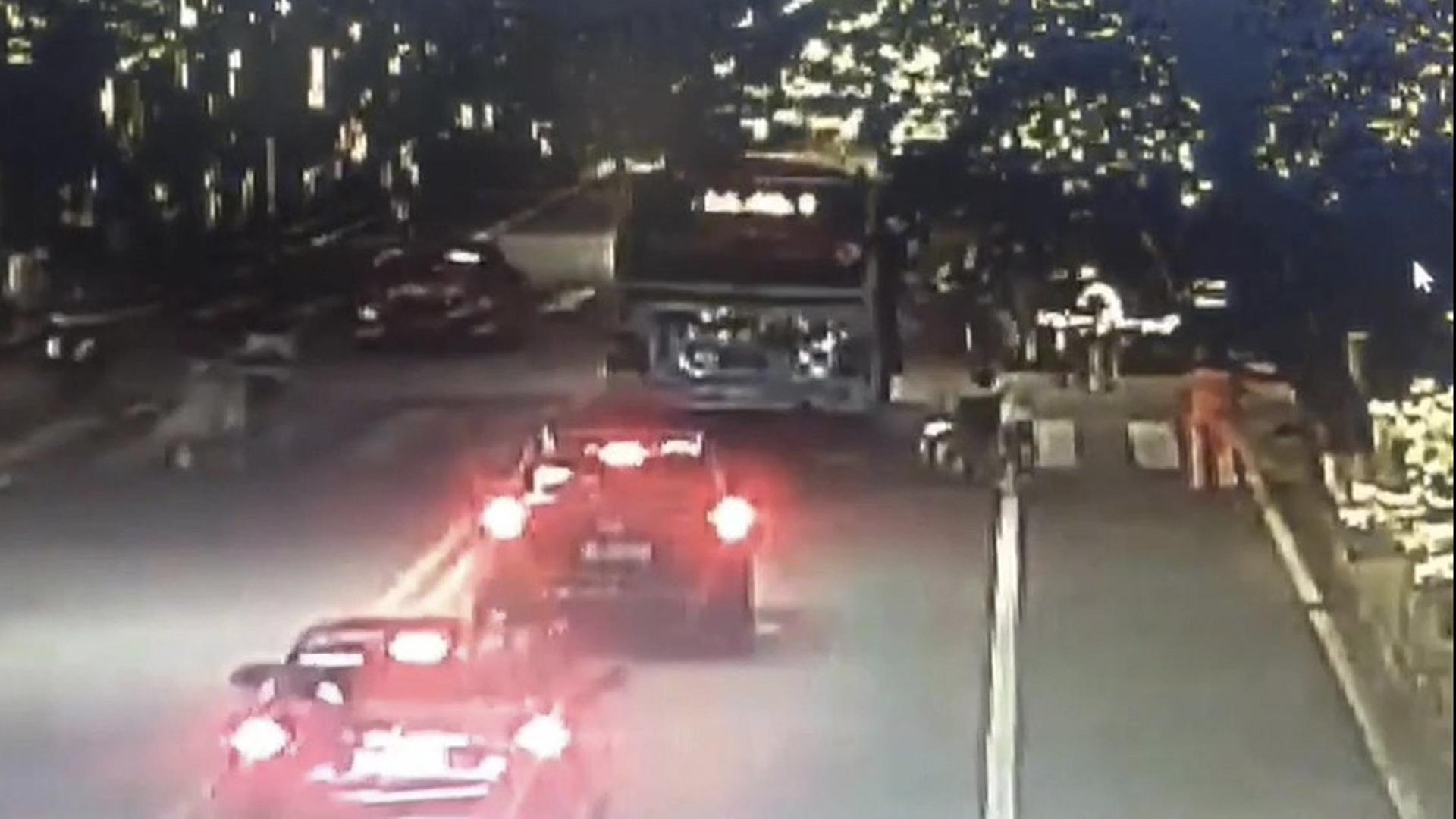 #Video Pasajeros huyen de camión que explota en China