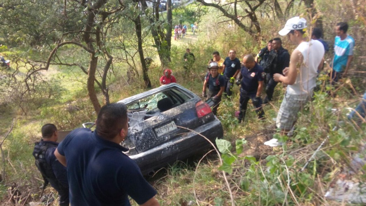 #VIDEO Auto cae a barranco en la Autopista Chamapa-Lechería