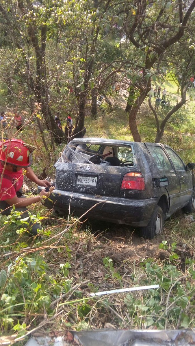#VIDEO Auto cae a barranco en la Autopista Chamapa-Lechería - accidente-golf-chamapa-lecheria