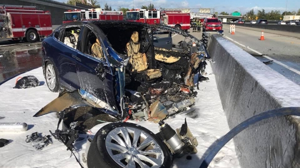 Tesla que se accidentó en California aceleró antes del impacto Tesla que se accidentó en California aceleró antes del impacto