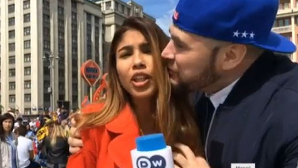 #Video Acosan a reportera colombiana durante transmisión en Rusia