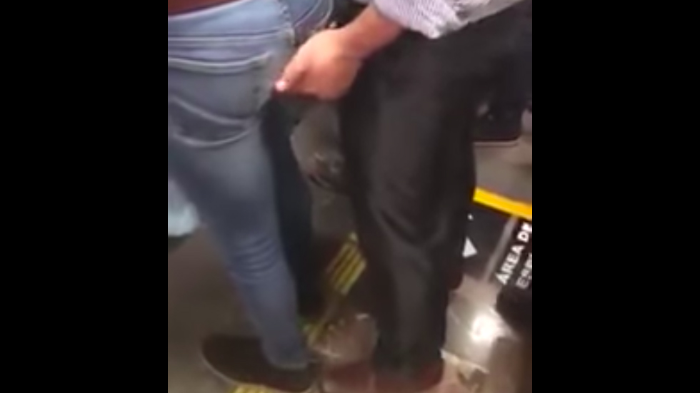 #Video Sujeto hace tocamientos a otro hombre en el Metro