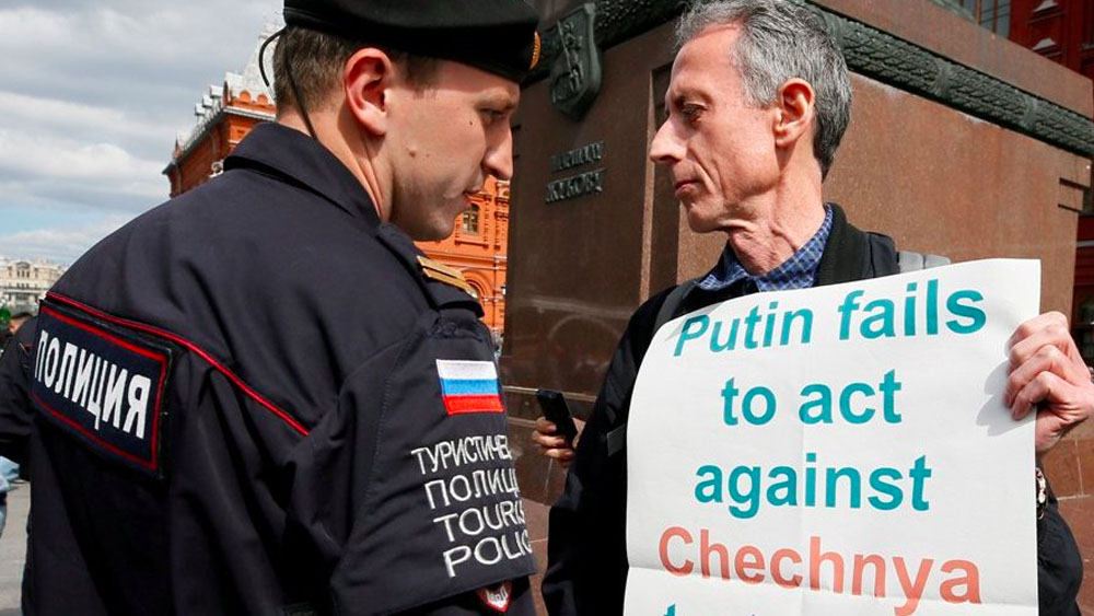 Detienen a activista gay tras protestas en Rusia