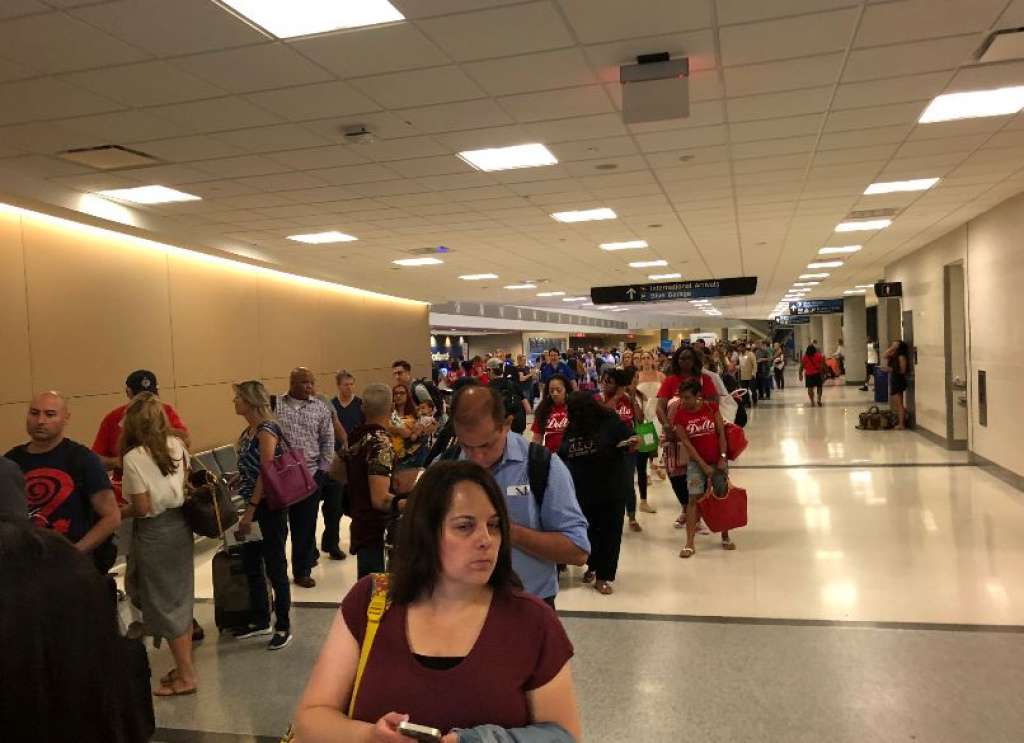 Granada de juguete provoca cierre parcial de Aeropuerto de Houston - aeropuerto-de-houston-granada