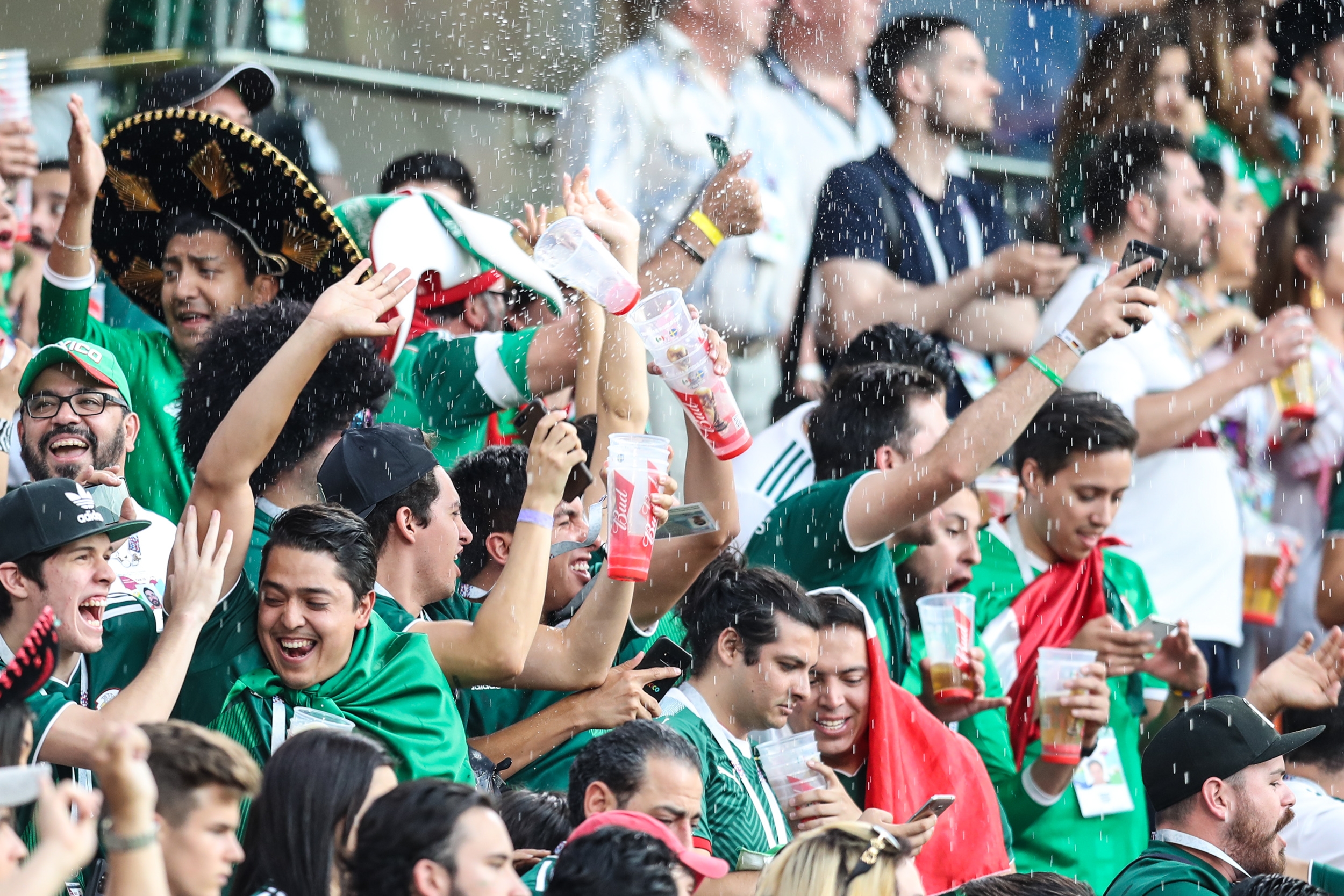 FIFA vuelve a multar a México por conducta de aficionados - aficion-mexico-suecia