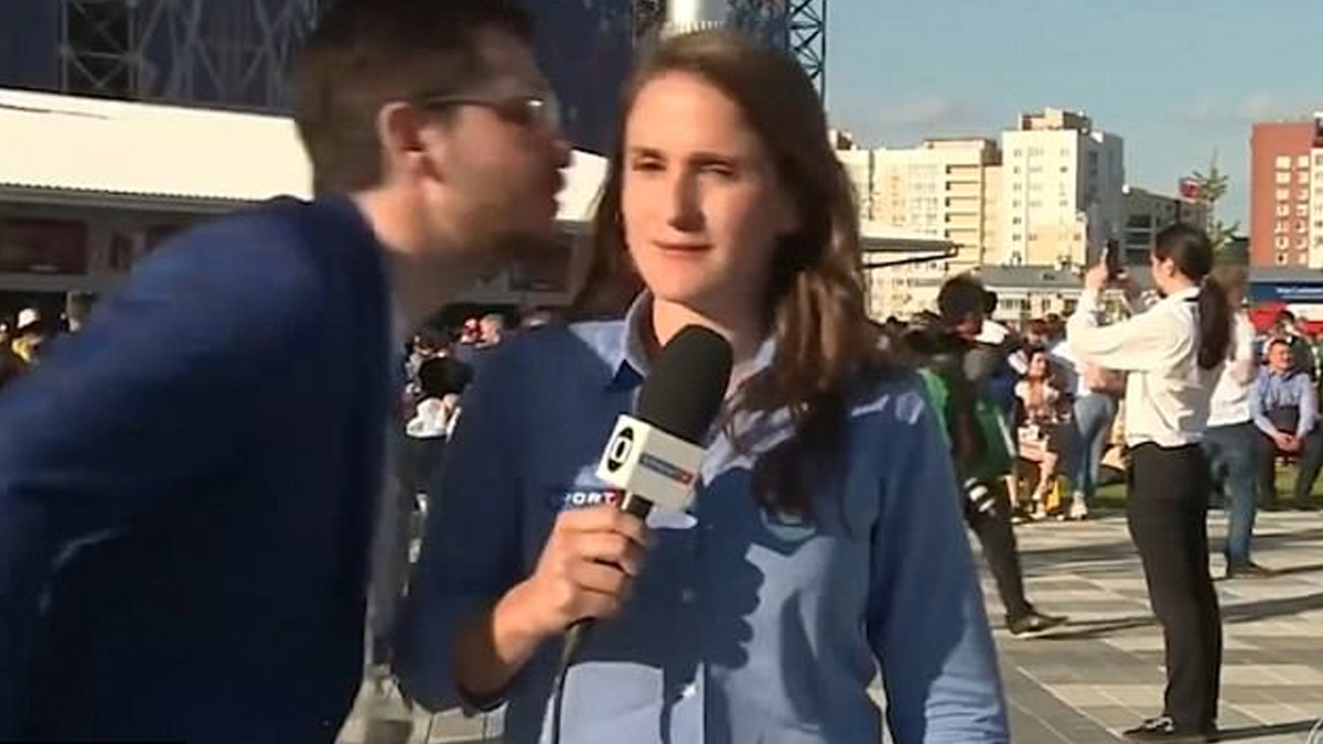 #Video Reportera regaña a aficionado por intentar besarla