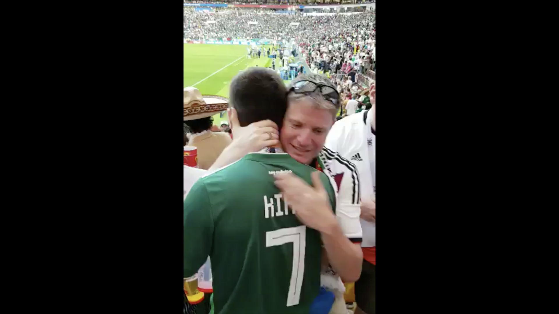 Alemanes abrazan y felicitan a mexicanos tras triunfo del Tri