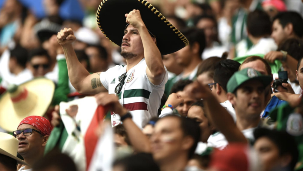 #Video Aficionados mexicanos recogen basura tras triunfo del Tricolor