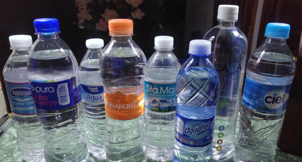Hogares mexicanos gastan 52 pesos en agua embotellada a la semana
