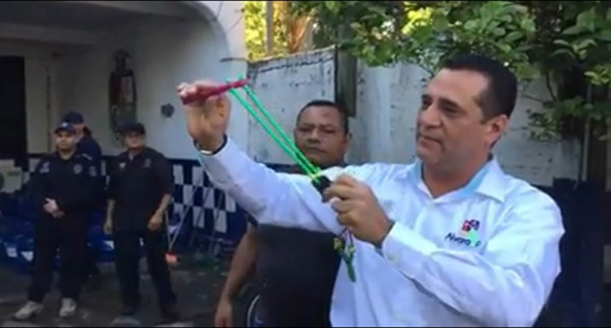 #Video Arman con resorteras y piedritas a policías de Veracruz #Video Arman con resorteras y piedritas a policías de Veracruz