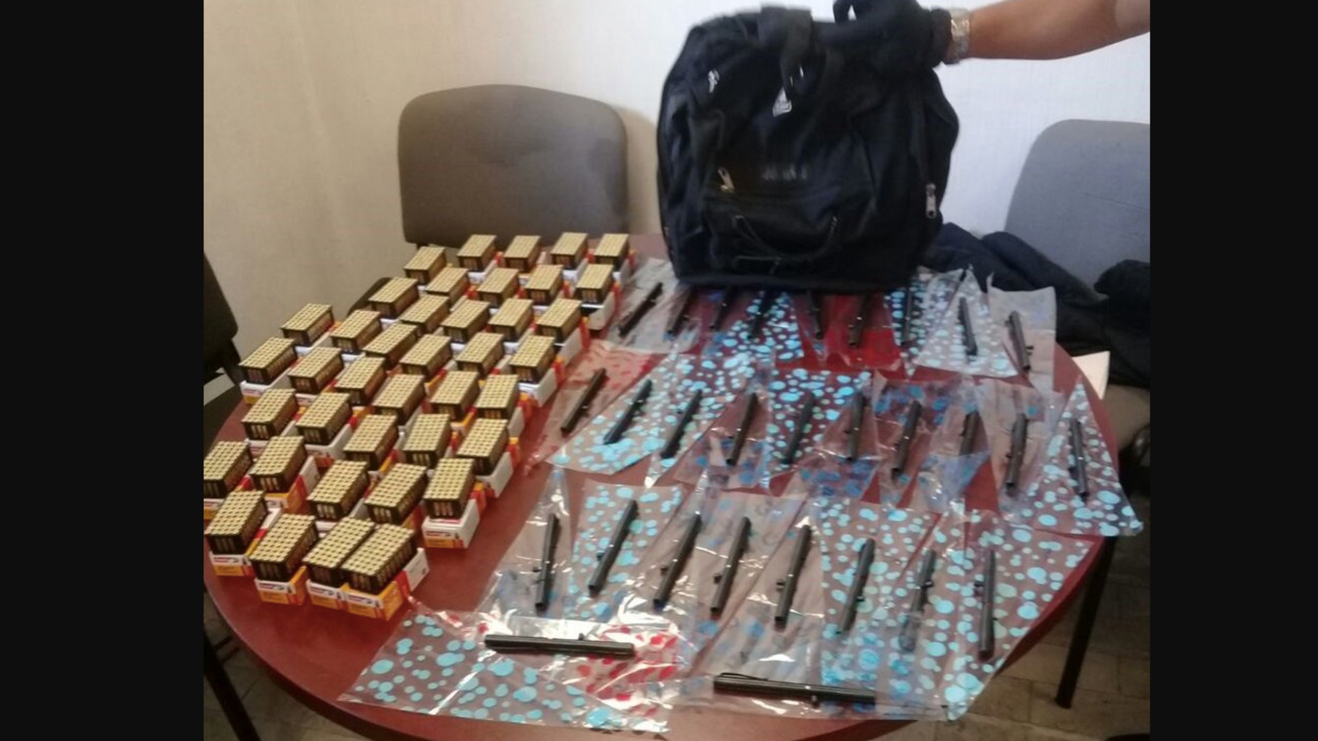 Detienen a hombre y decomisan 30 armas de fuego en Venustiano Carranza