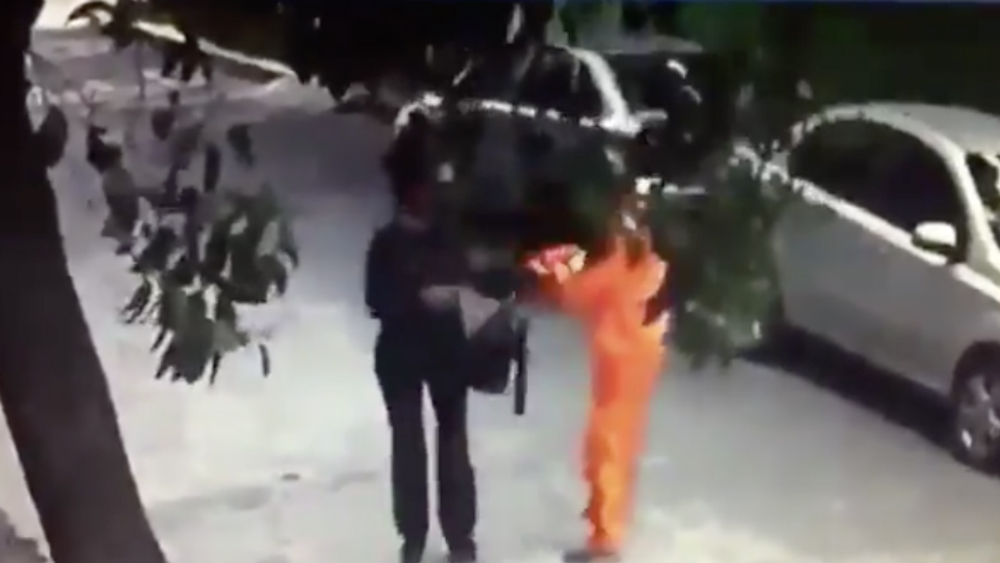 #Video Hombre vestido con uniforme de limpia asalta a mujer en la CDMX