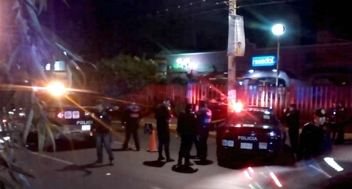 Asesinan a hombre frente a Plaza Vaqueritos en Xochimilco Asesinan a hombre frente a Plaza Vaqueritos en Xochimilco