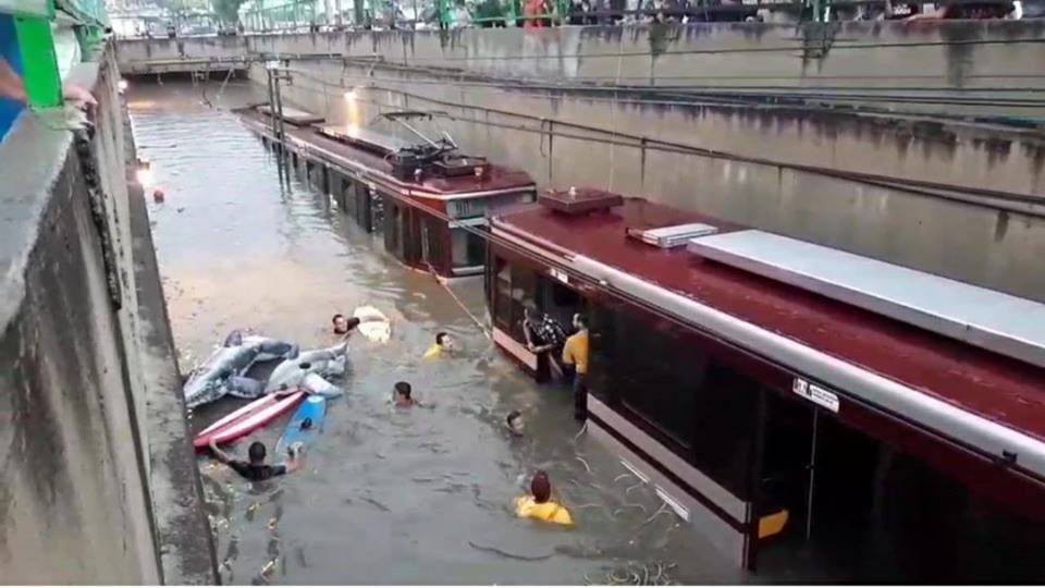 #Video Así rescataron a usuarios del Tren Ligero de anegación en Jalisco