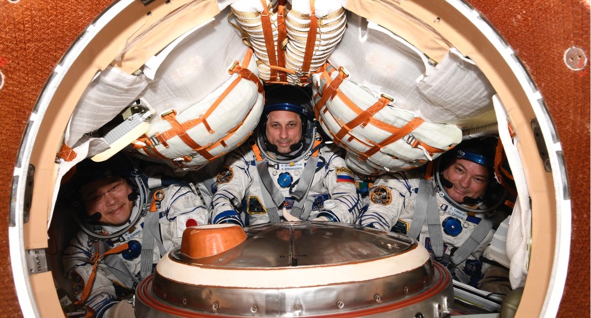 Astronautas regresan a la tierra con balón para el Mundial de Rusia - astronautas-estacion-espacial-internacional-2