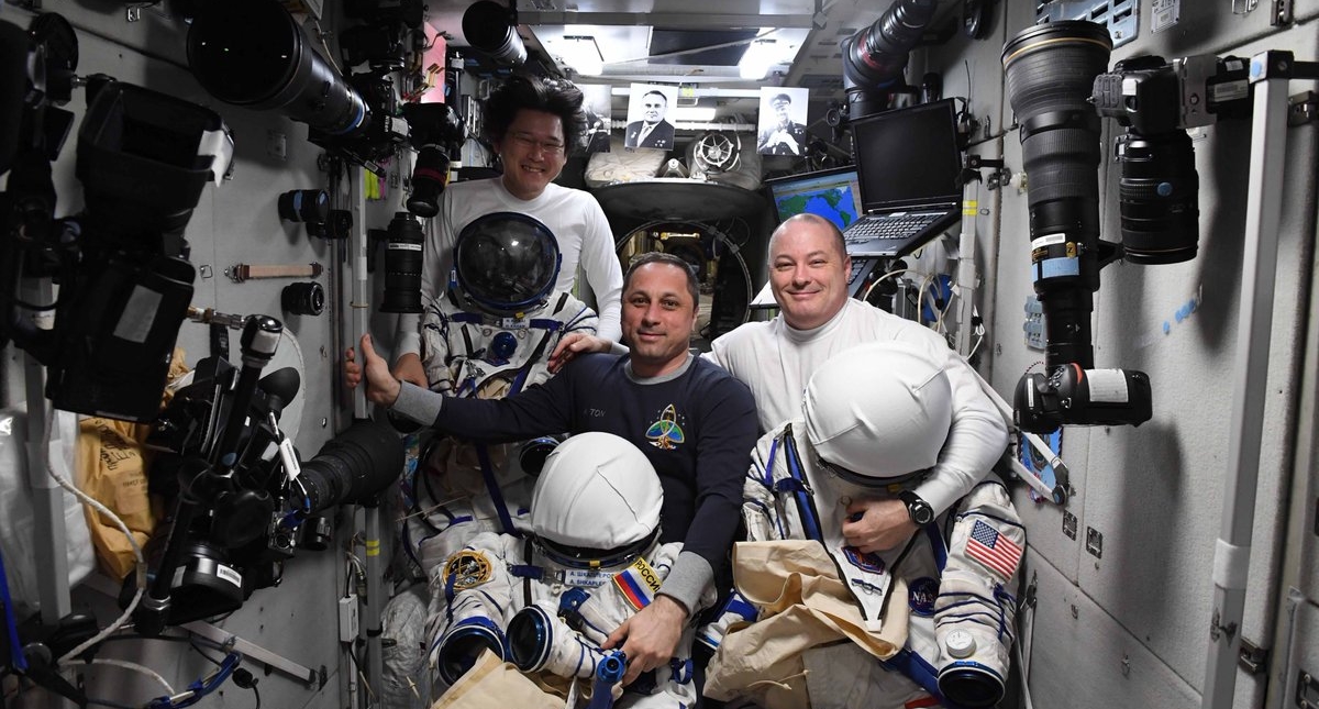 Astronautas regresan a la tierra con balón para el Mundial de Rusia - astronautas-estacion-espacial-internacional-3