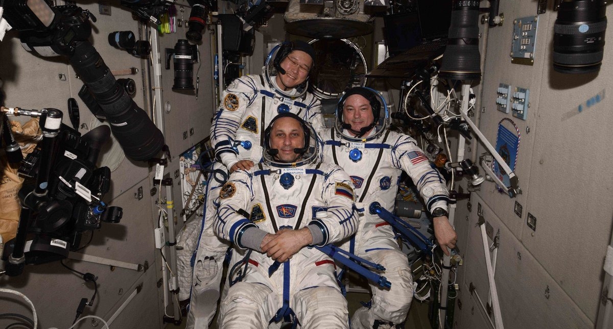 Astronautas regresan a la tierra con balón para el Mundial de Rusia - astronautas-estacion-espacial-internacional-4