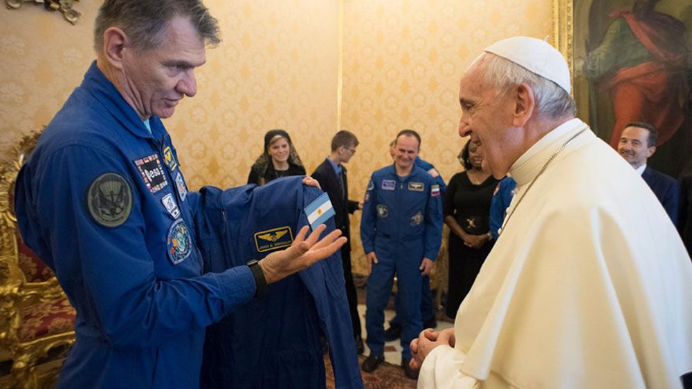 Astronautas regalan traje espacial al papa Francisco