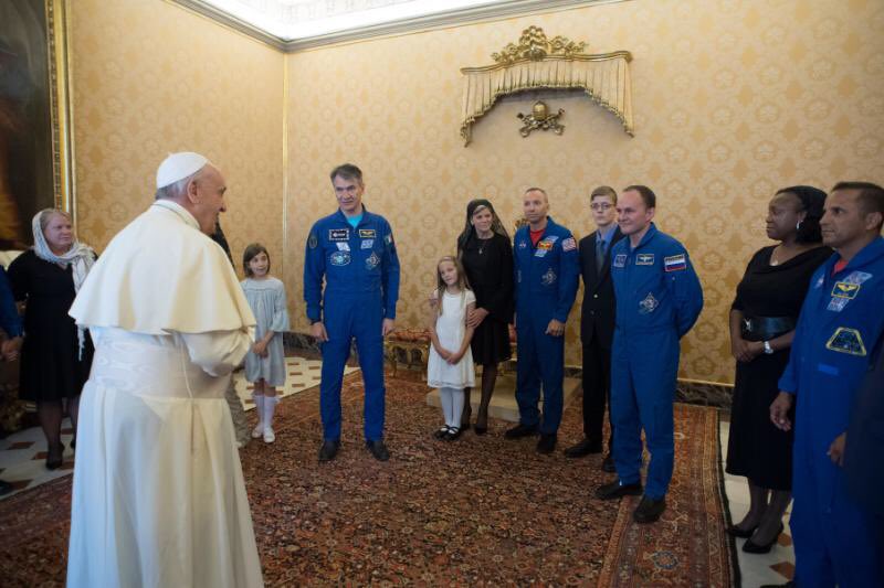 Astronautas regalan traje espacial al papa Francisco - astronautas-papa