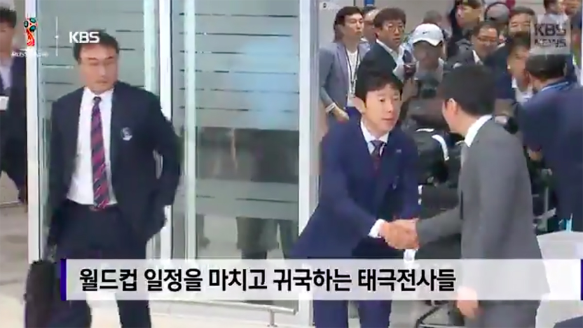 #Video Aficionados atacan con huevos a Selección de Corea del Sur
