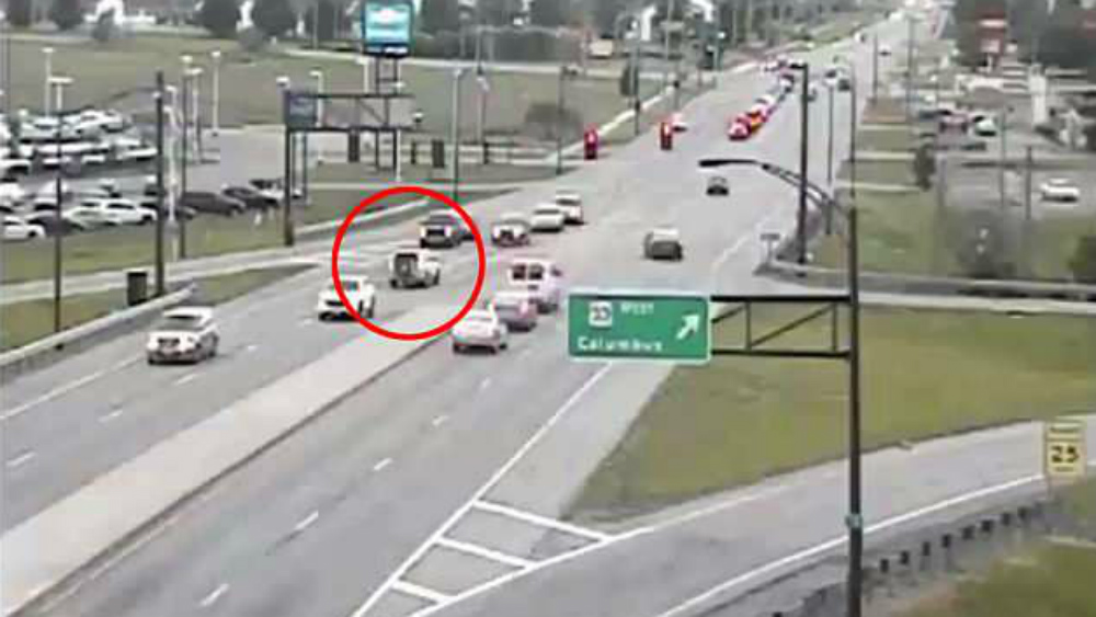 #Video Revelan peligroso recorrido en reversa de auto en Ohio
