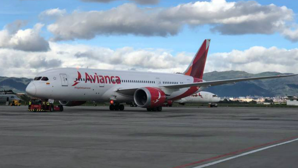 #Video Avión libera combustible antes de aterrizaje de emergencia en Portugal