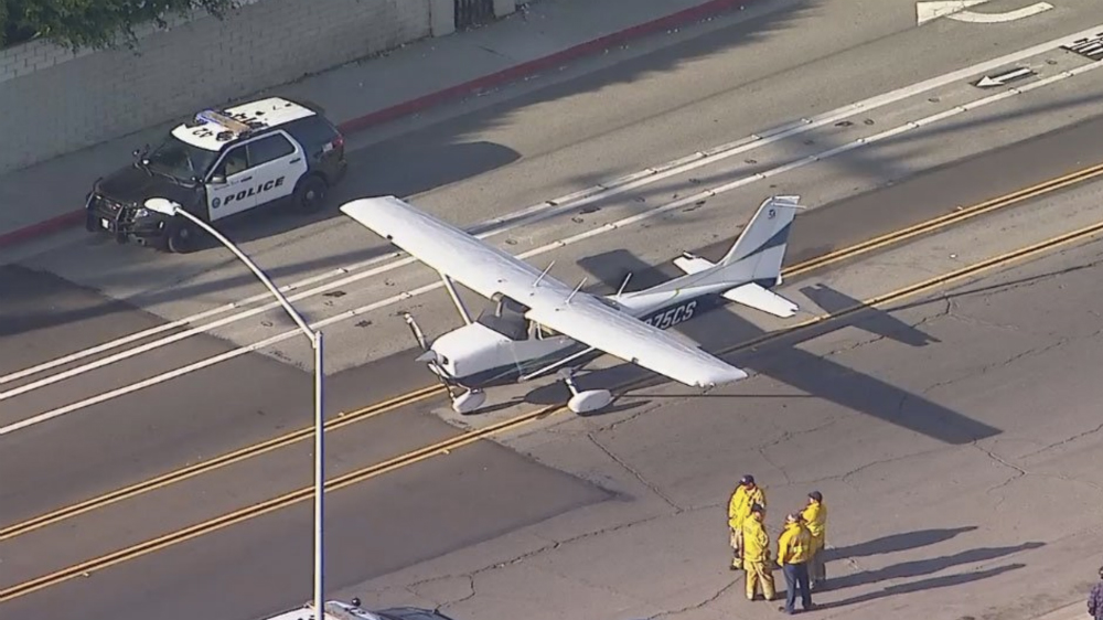 #Video Aterriza de emergencia avión pequeño en zona residencial de California