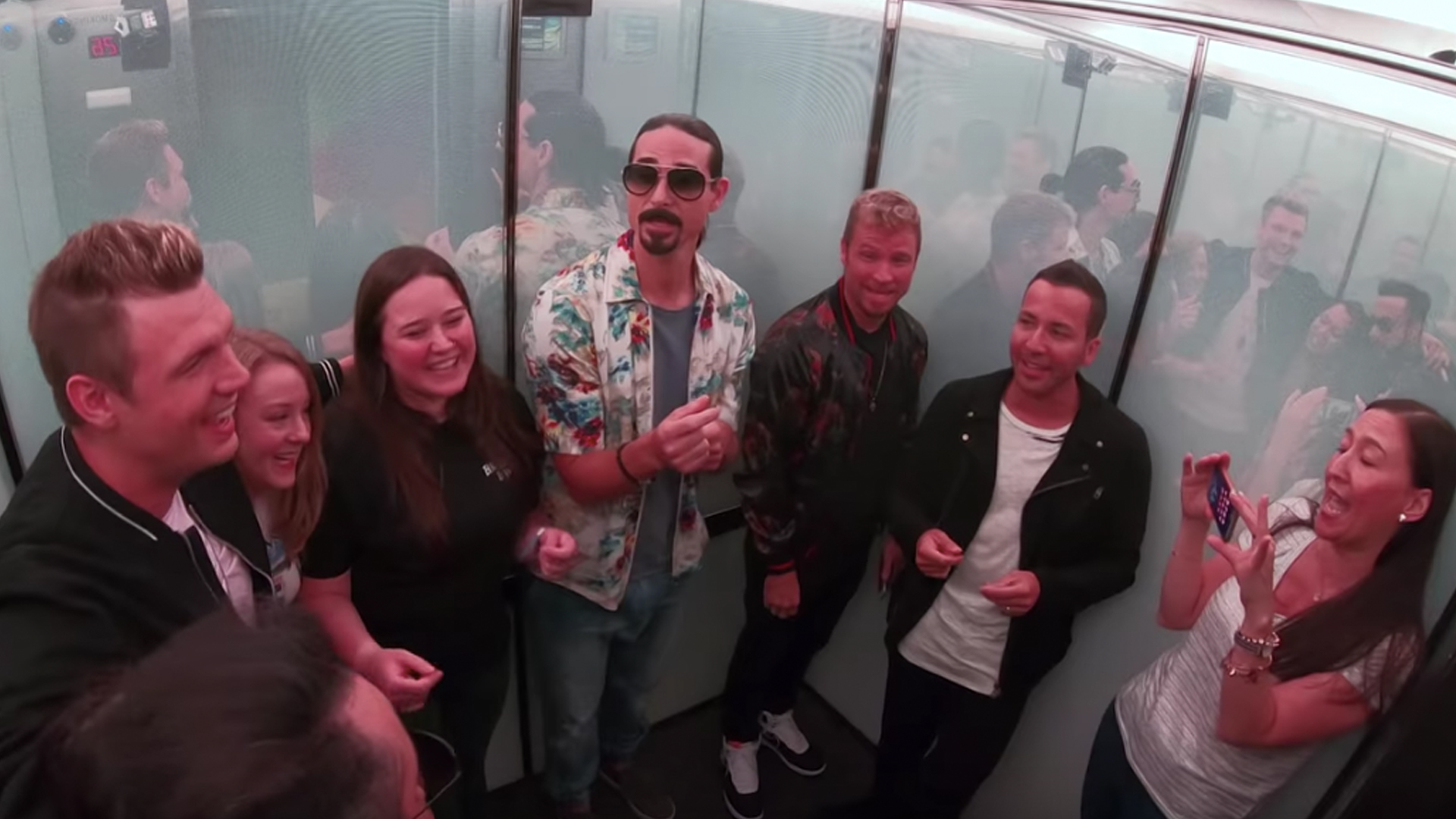 #Video Backstreet Boys cantan en elevador