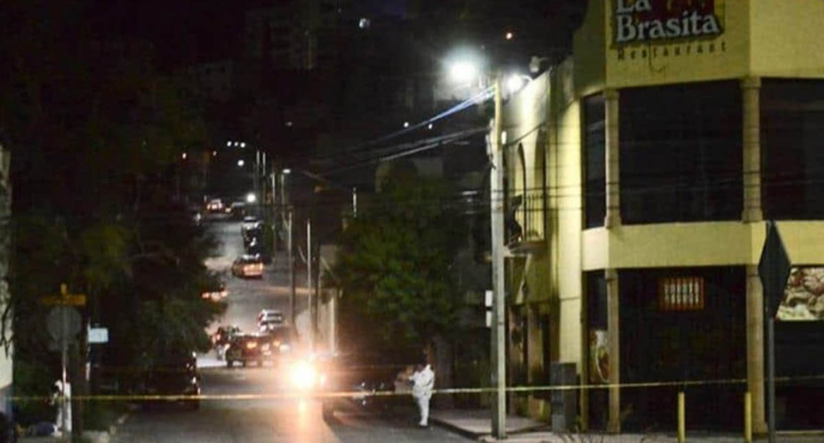 Balean a hombre afuera de restaurante en NL