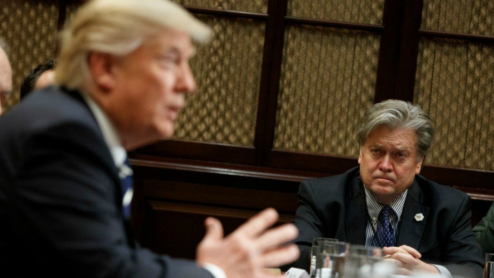 Trump cerrará gobierno si no recibe dinero para muro: Bannon