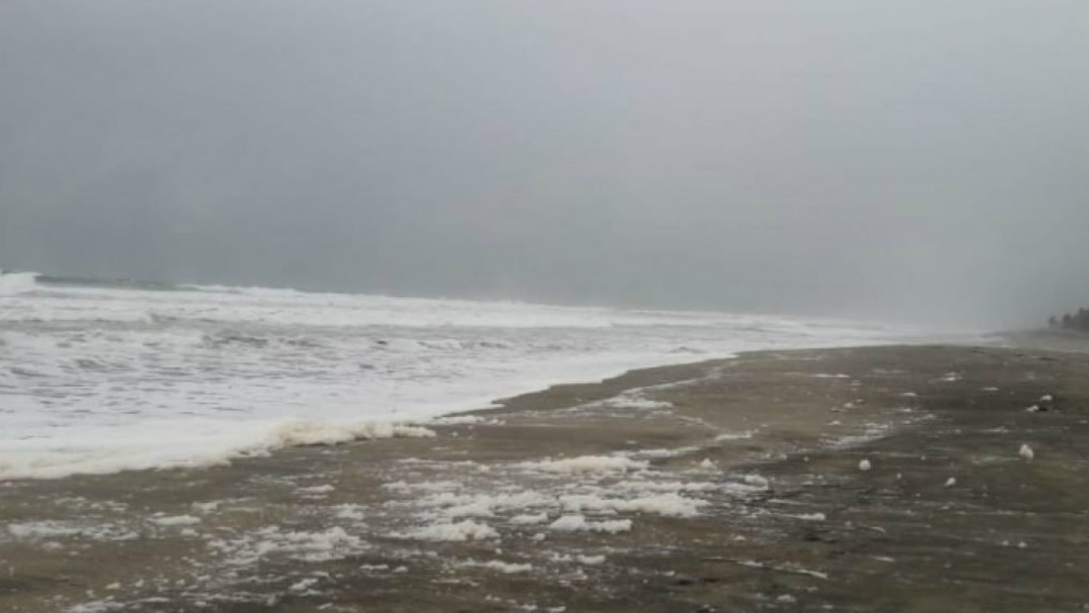 Huracán Bud se lleva barco encallado en Michoacán