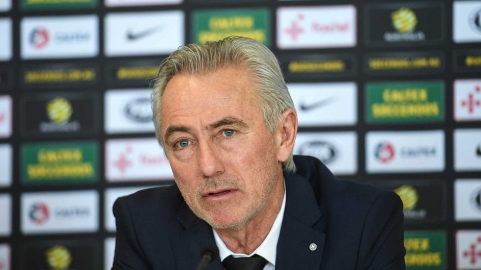 Entrenador de Australia paga sueldo de sus asistentes - bert-van-marwijk-1