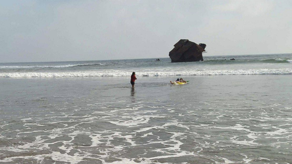 Huracán Bud se lleva barco encallado en Michoacán - betula-michoacan