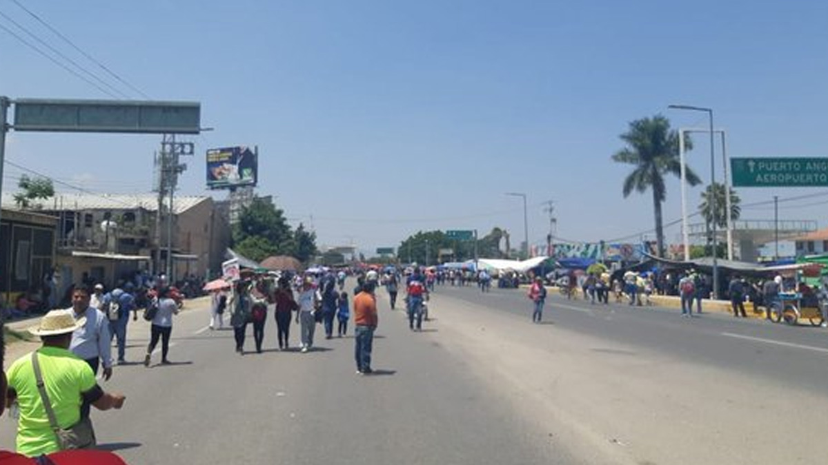 CNTE continúa bloqueo a aeropuerto y central de autobuses en Oaxaca