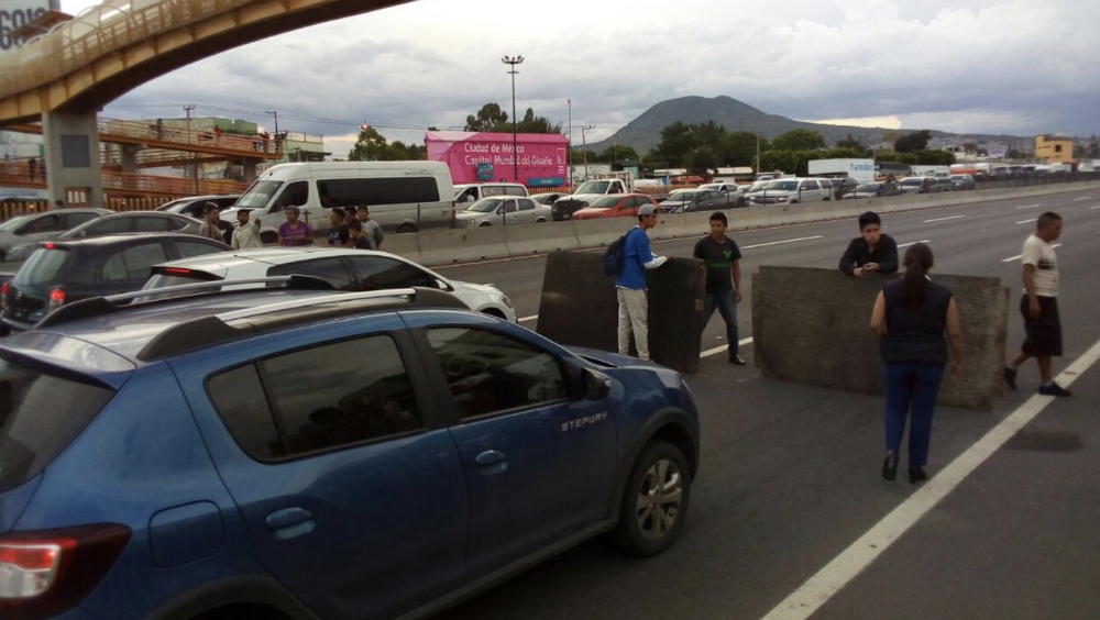 Bloquean manifestantes autopista México-Puebla