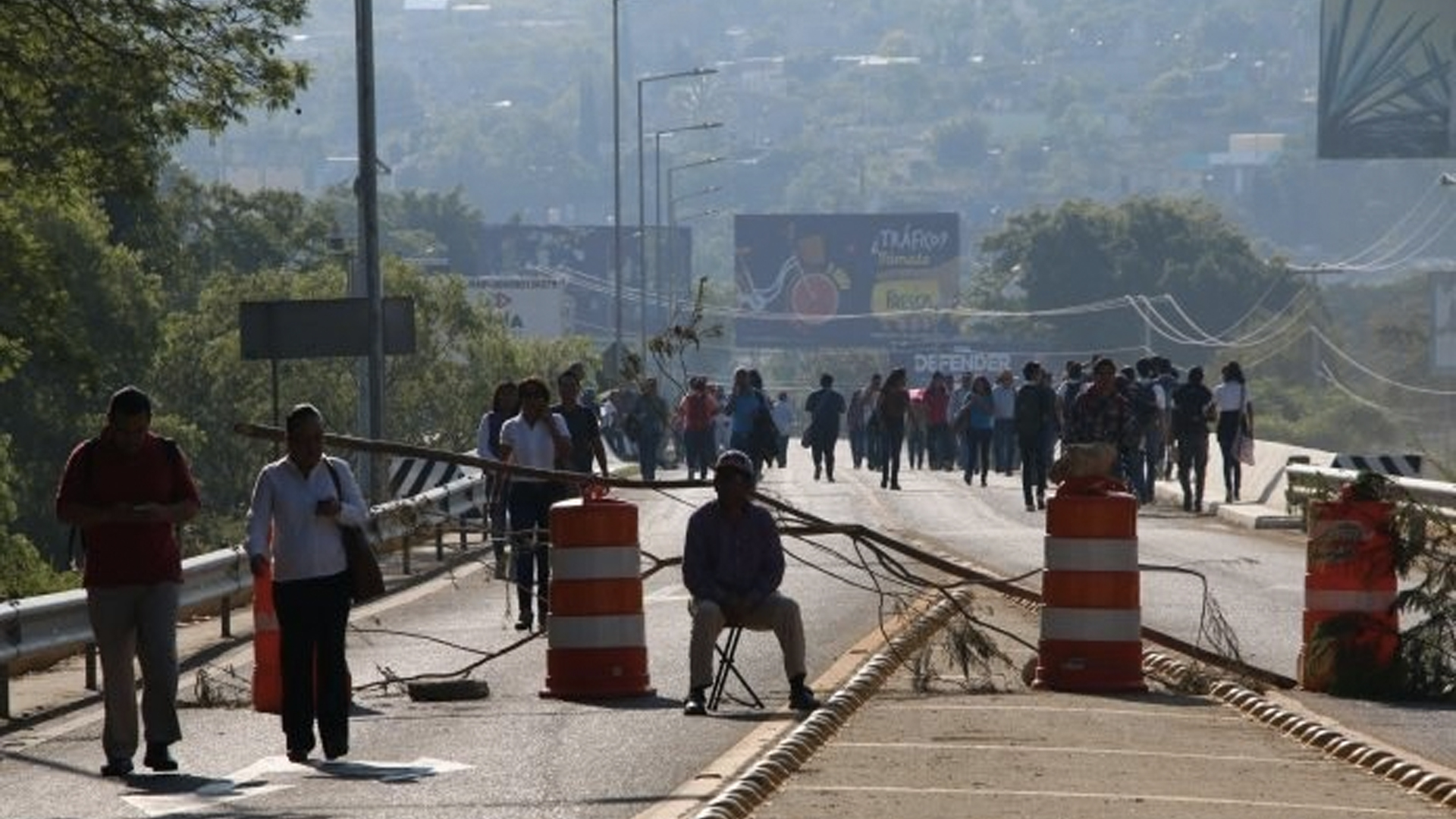 CNTE continúa bloqueos y retención de vehículos en Oaxaca