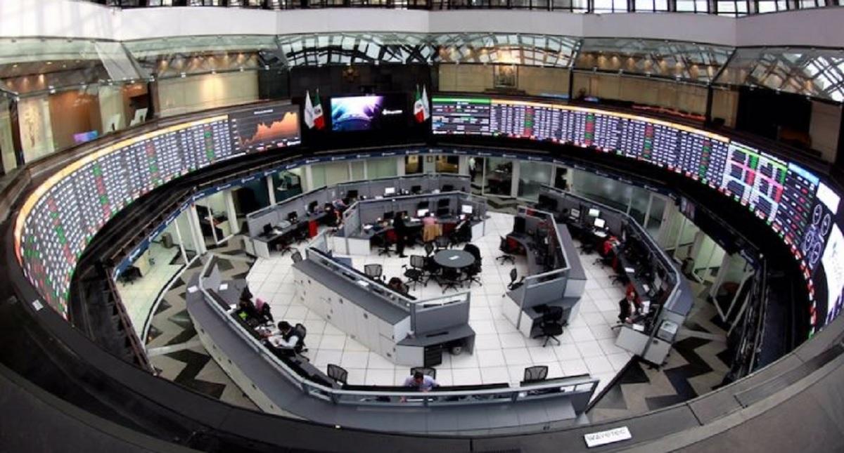 Bolsa Mexicana frena caída tras matizar iniciativa contra comisiones