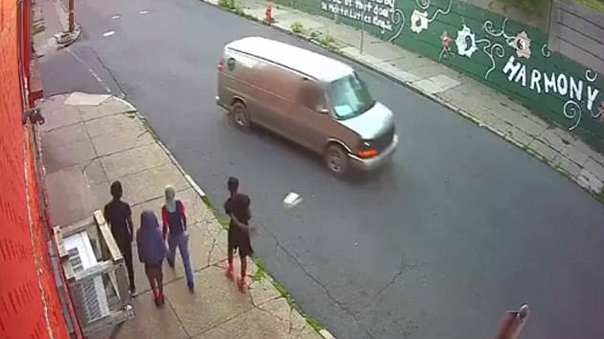#Video Joven lanza botella contra camioneta y lesiona a niño