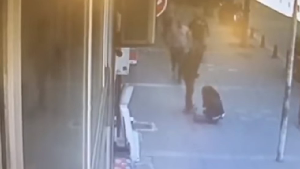 #Video Sujeto que golpeaba a su ex esposa recibe cabezazo en Turquía
